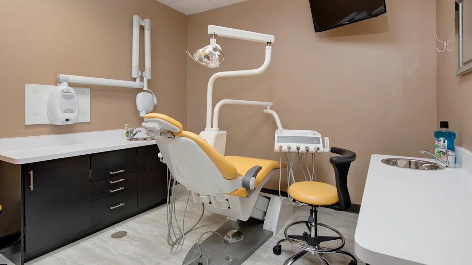 Set Up a Dental Clinic in Dubai, UAE: DHA Facility Licence, FANR Radiation Approval & Tax (2026)