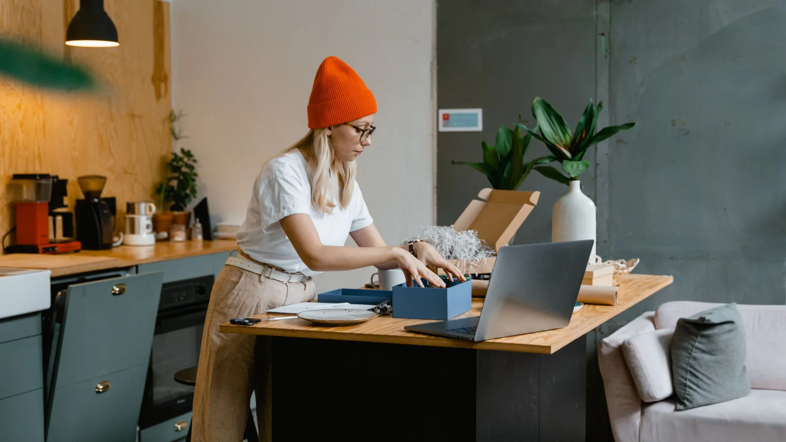 Dropshipping From Dubai: The Licence, the AED 300 Customs Trap, and the Tax Nobody Warns You About — Dubai business setup