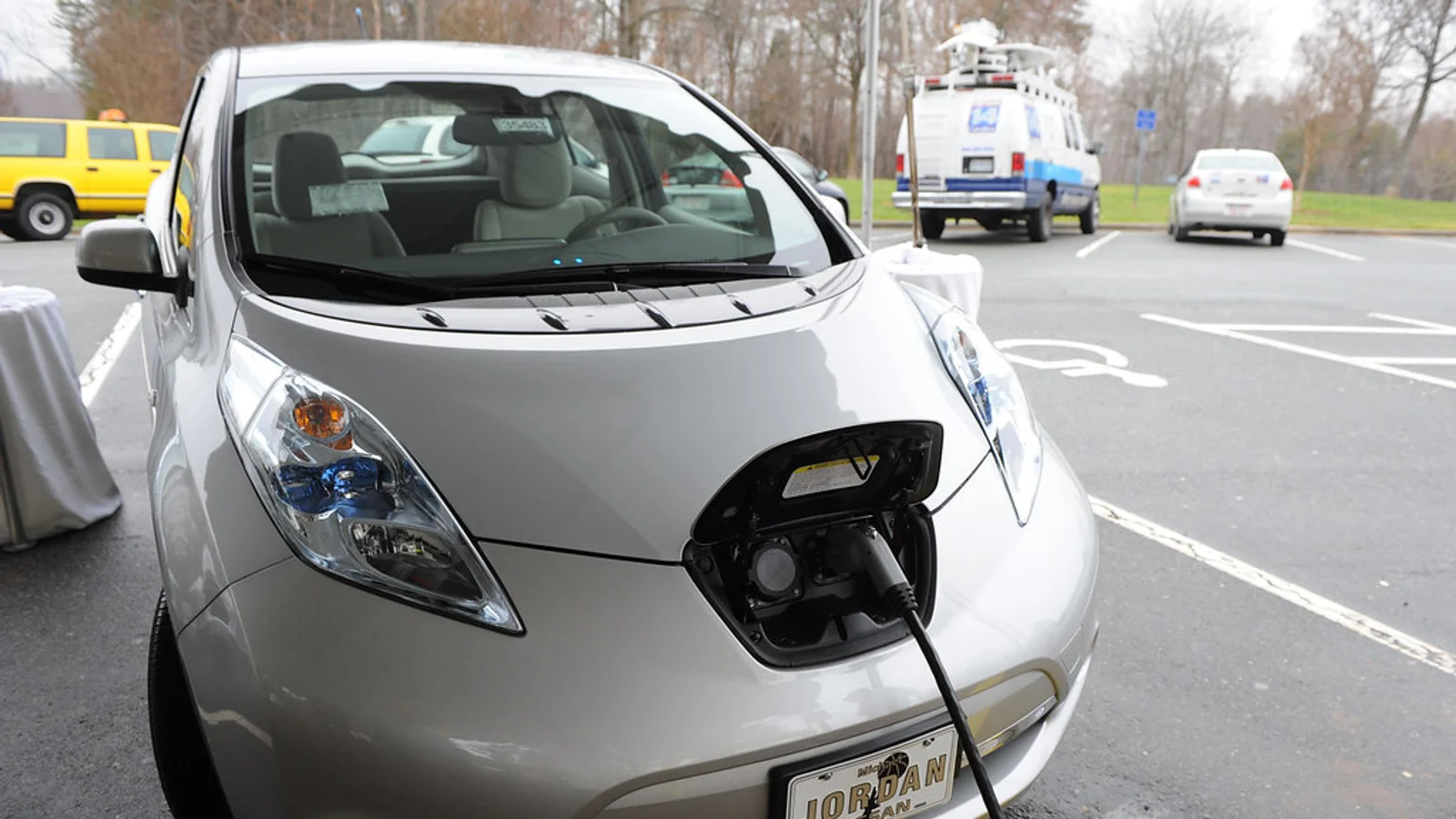 Set Up an EV Charging Station Business in Dubai, UAE: DEWA CPO Licence, Fixed Tariffs & Tax (2026)