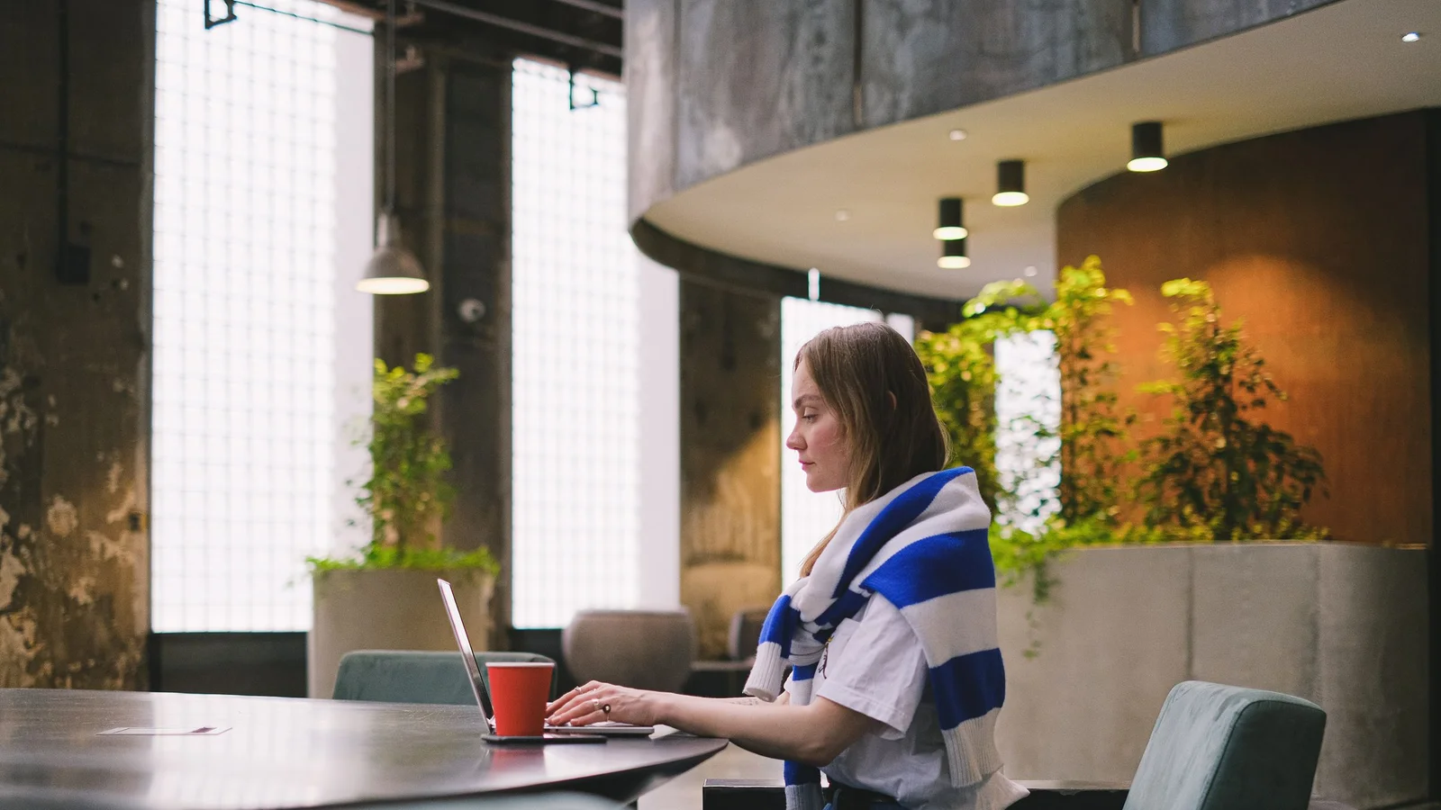 Freelance Permit or Company in Dubai: Liability, Hiring, Tax and Who Will Pay Your Invoice (2026)