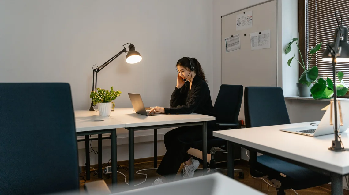 Solo consultant working alone at a desk in a Dubai co-working space