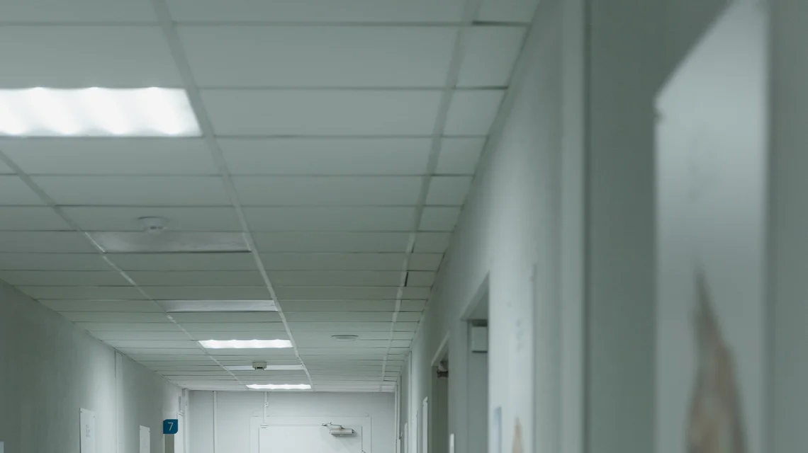 Cold chain pharmaceutical warehouse with temperature-controlled medical supply pallets
