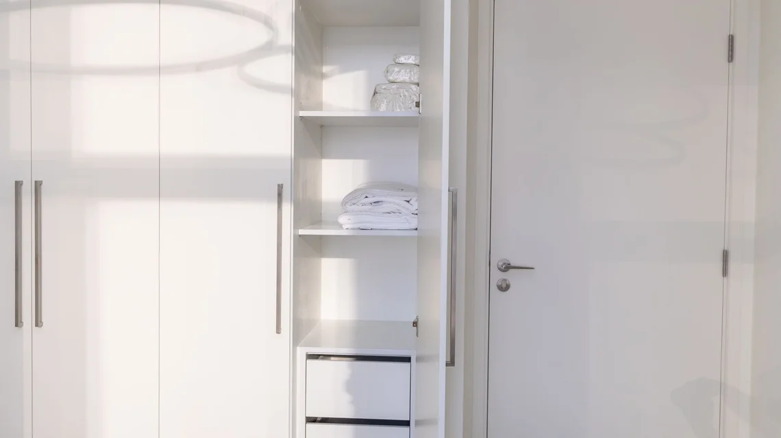 Fresh linen in a Dubai holiday home bedroom, part of the classification standard