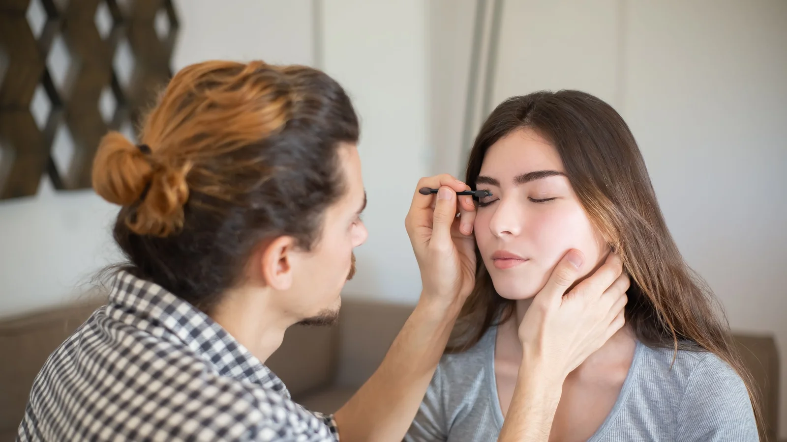 Start a Mobile & At-Home Beauty Business in Dubai, UAE: The Separate Permit, What You May Treat at Home & Why Free Zone Fails (2026)