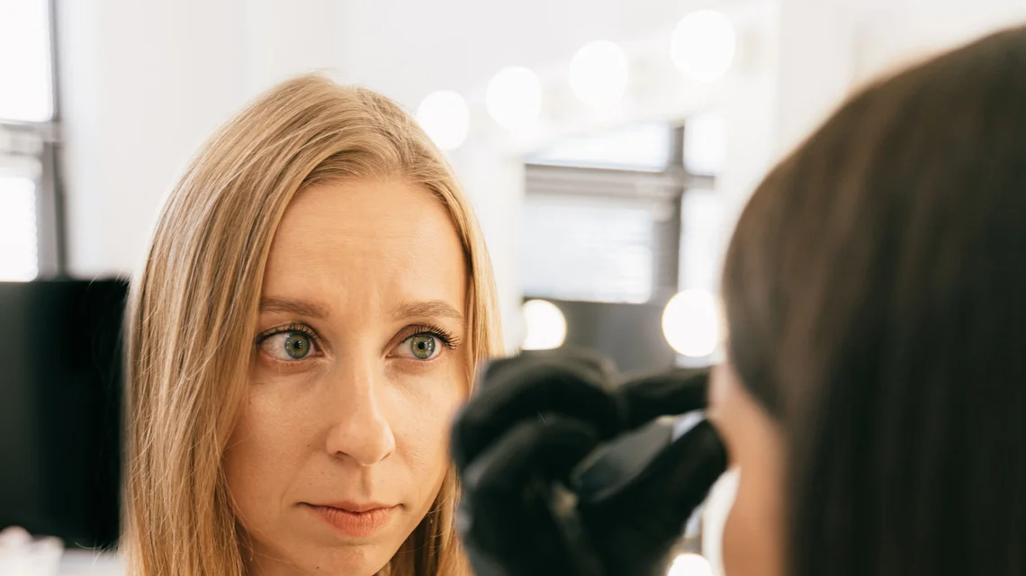 Mobile beauty therapist styling a client's hair at home in Dubai with a portable kit