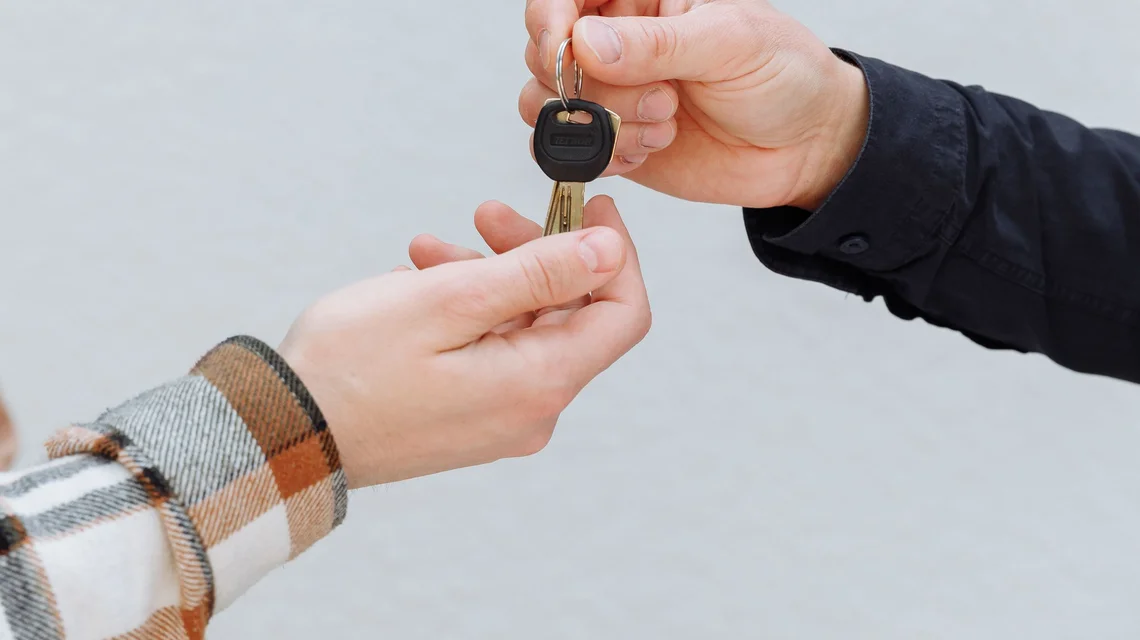 Handing over car keys on the sale of a used vehicle